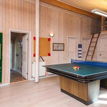 10 Person In Oksbol-by Traum