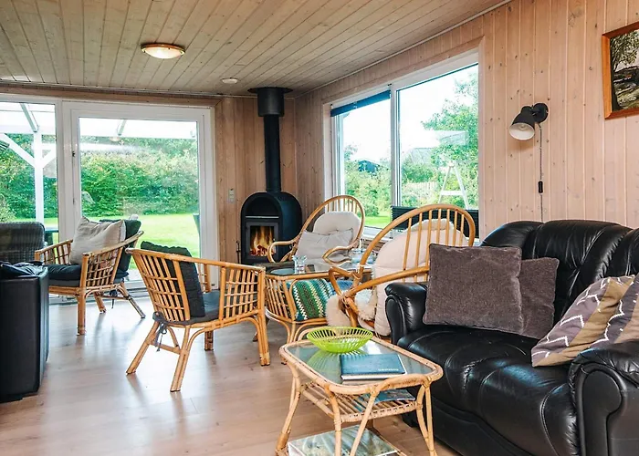 10 Person In Oksbol-by Traum